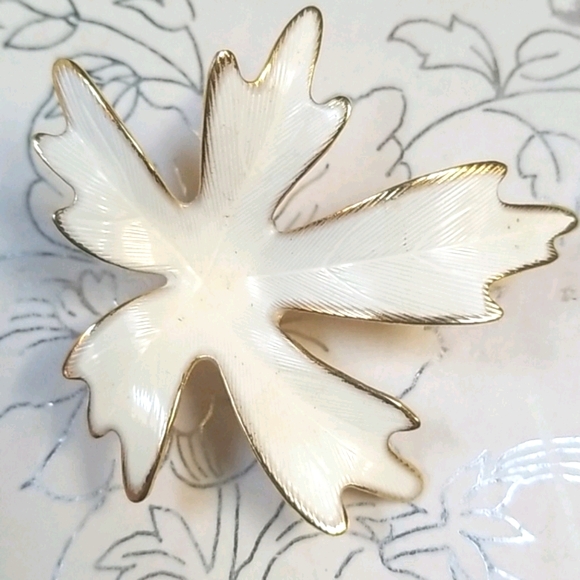 Vintage Mid Century 1960s Goldtone Metal Leaf Brooch Pin - Picture 8 of 13
